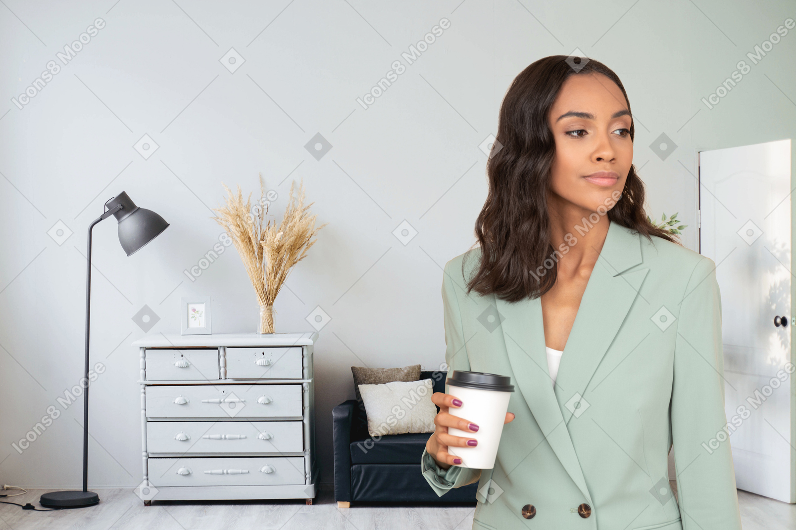 Joven mujer elegante tomando café en la sala de estar