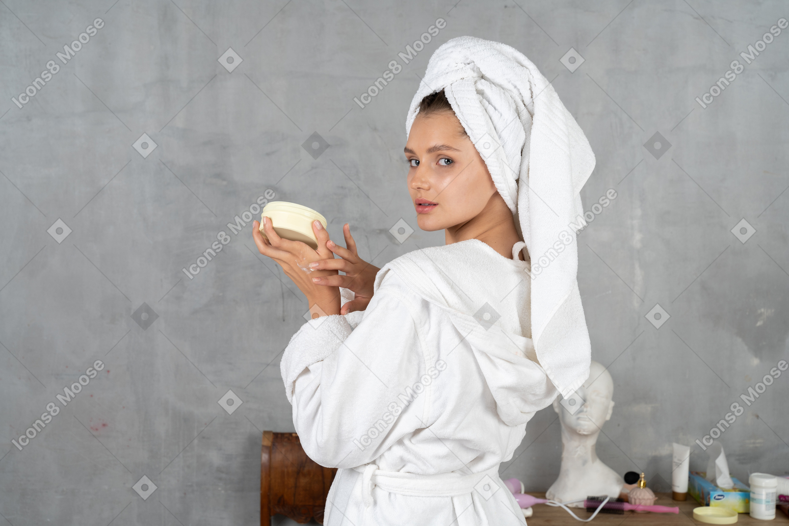 핸드 크림을 바르는 목욕 가운을 입은 여성의 뒷모습