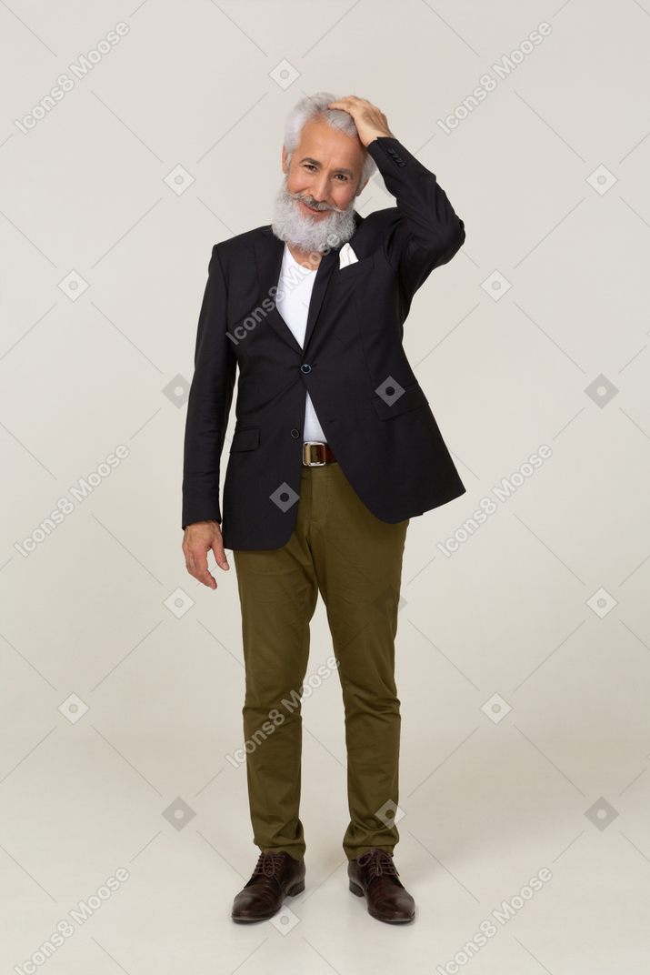 Uomo allegro in una giacca che si fissa i capelli