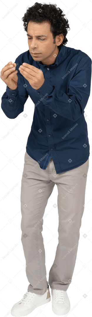Vista frontale di un uomo in abiti casual che mostra le dimensioni di qualcosa