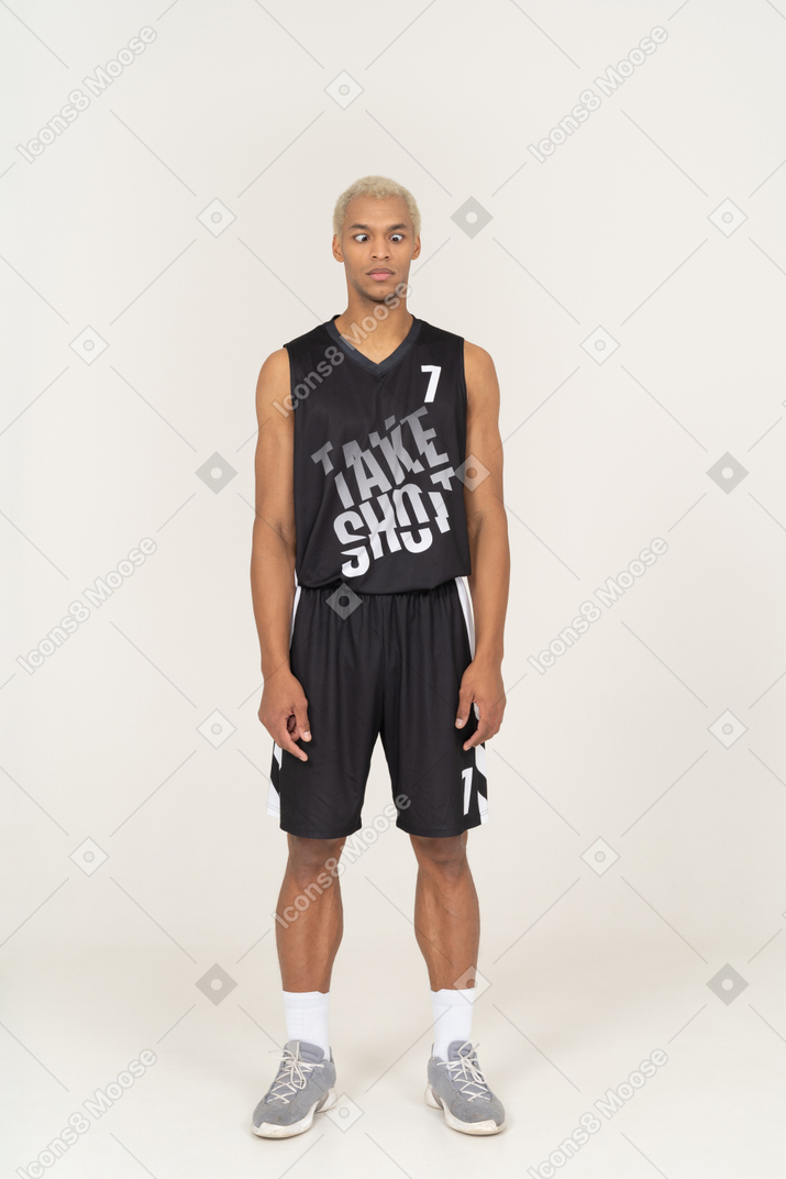 Vista frontal de um jovem jogador de basquete vesgo