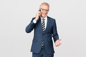 Elegante hombre de mediana edad hablando por teléfono.