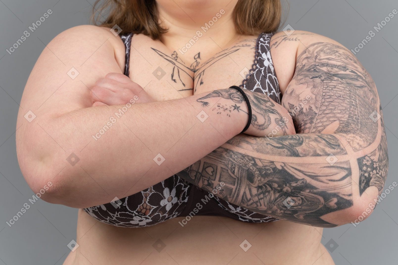 Mulher gorda séria em pé com os braços cruzados