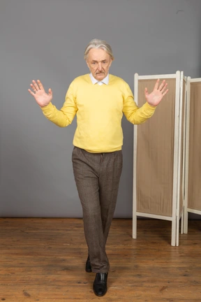 Vista frontal, de, un, equilibrio, ambulante, viejo