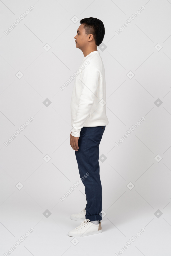 Homem em um pulôver branco em pé