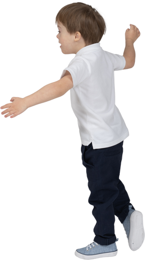 一个男孩挥舞着手臂跑来跑去的侧视图
