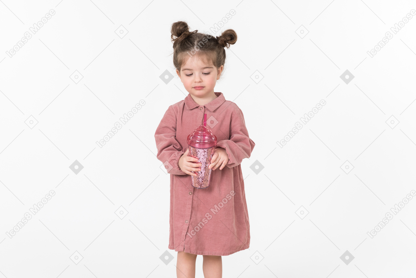 Ragazza del bambino che tiene tazza di plastica rosa