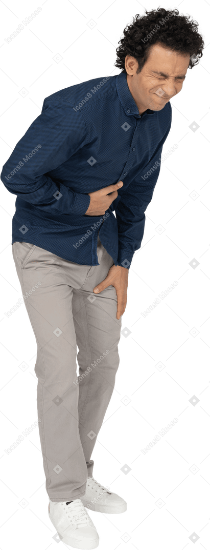 Vista frontal de um homem com roupas casuais sofrendo de dor de estômago