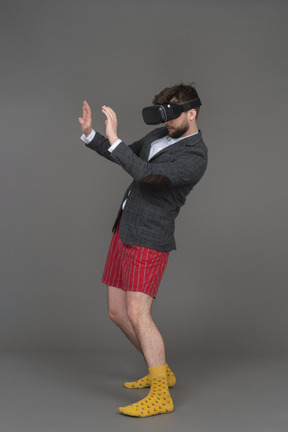 El hombre con gafas de realidad virtual está listo para recibir un golpe.