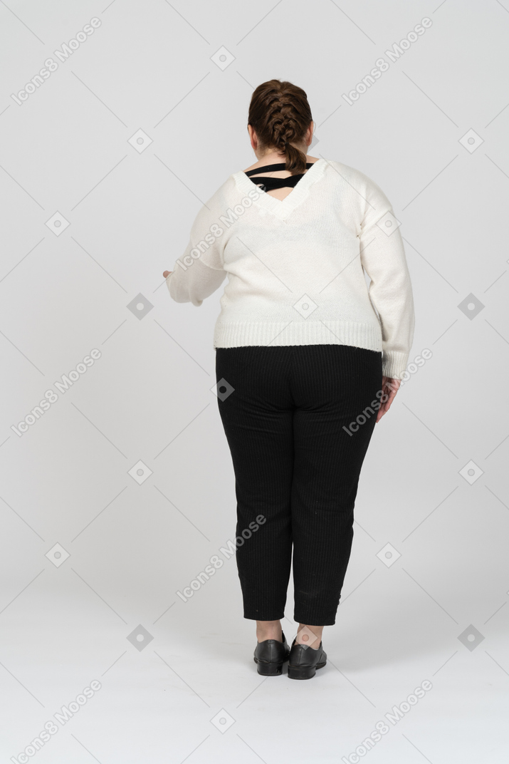 Donna grassoccia in abiti casual che fa gesto di benvenuto