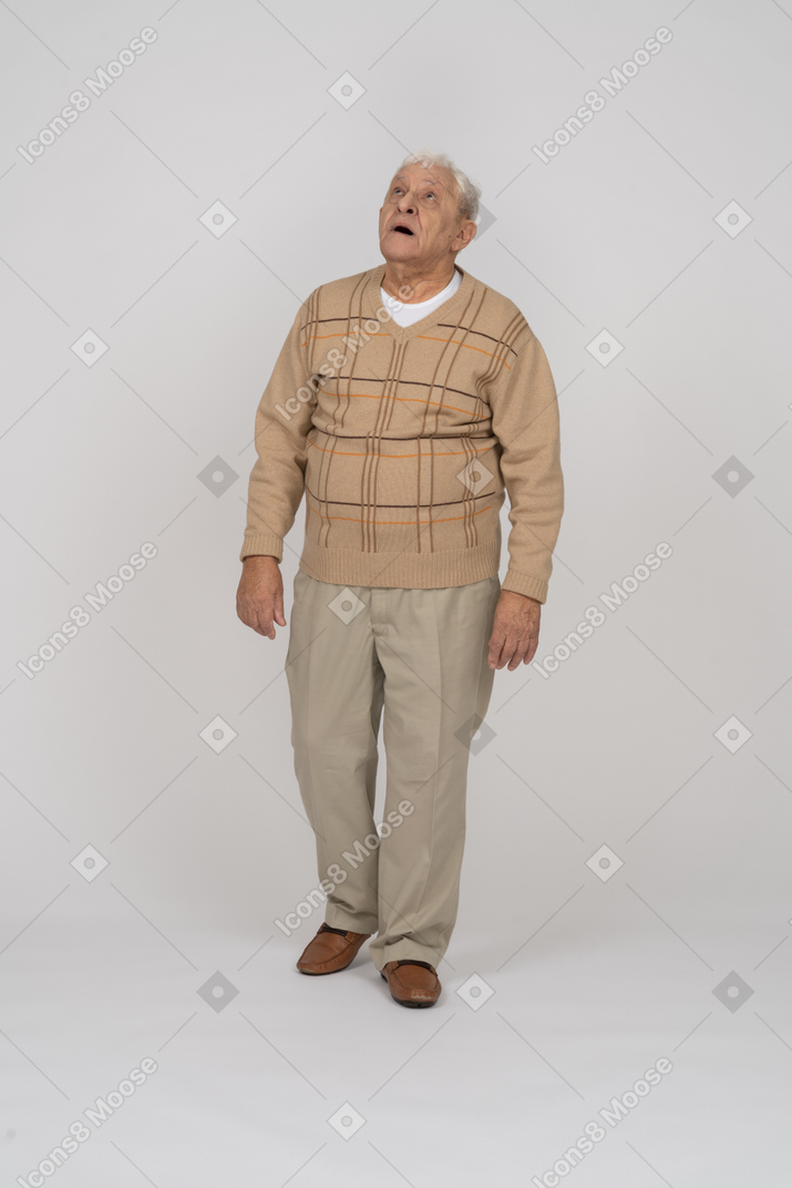 一位穿着休闲服的老人抬头仰望的正面图