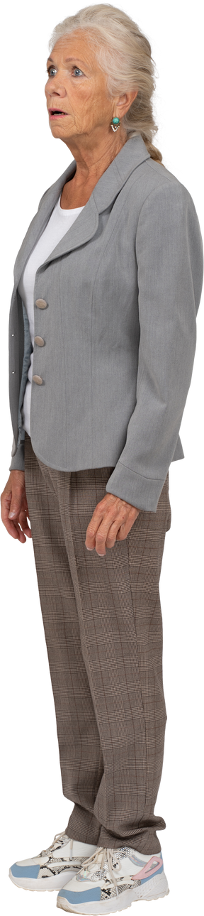 Vista lateral de una anciana impresionada en traje