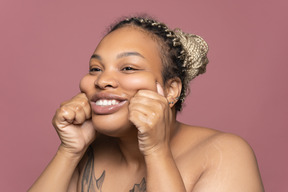 Retrato de una feliz mujer afro con mejillas de manzana