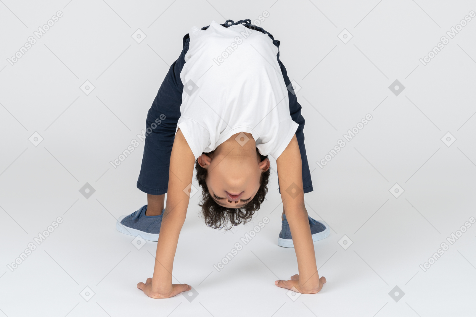 Un niño haciendo ejercicio de puente