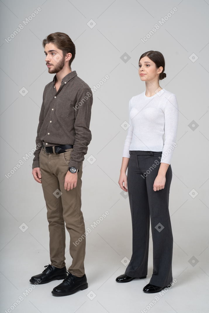 Vista di tre quarti di una giovane coppia in abiti da ufficio