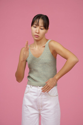 Jeune femme dansant avec les mains