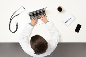 Une femme médecin en train de taper