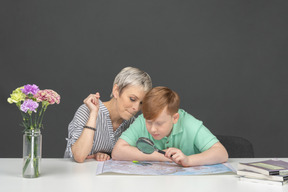 Mère et fils à faire leurs devoirs