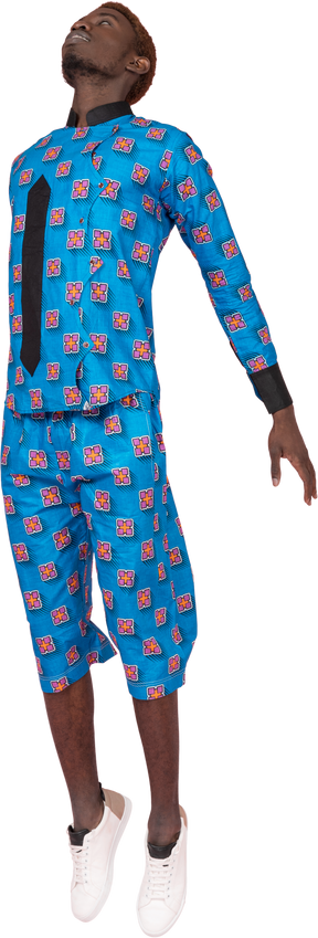Homem negro de pijama azul pulando