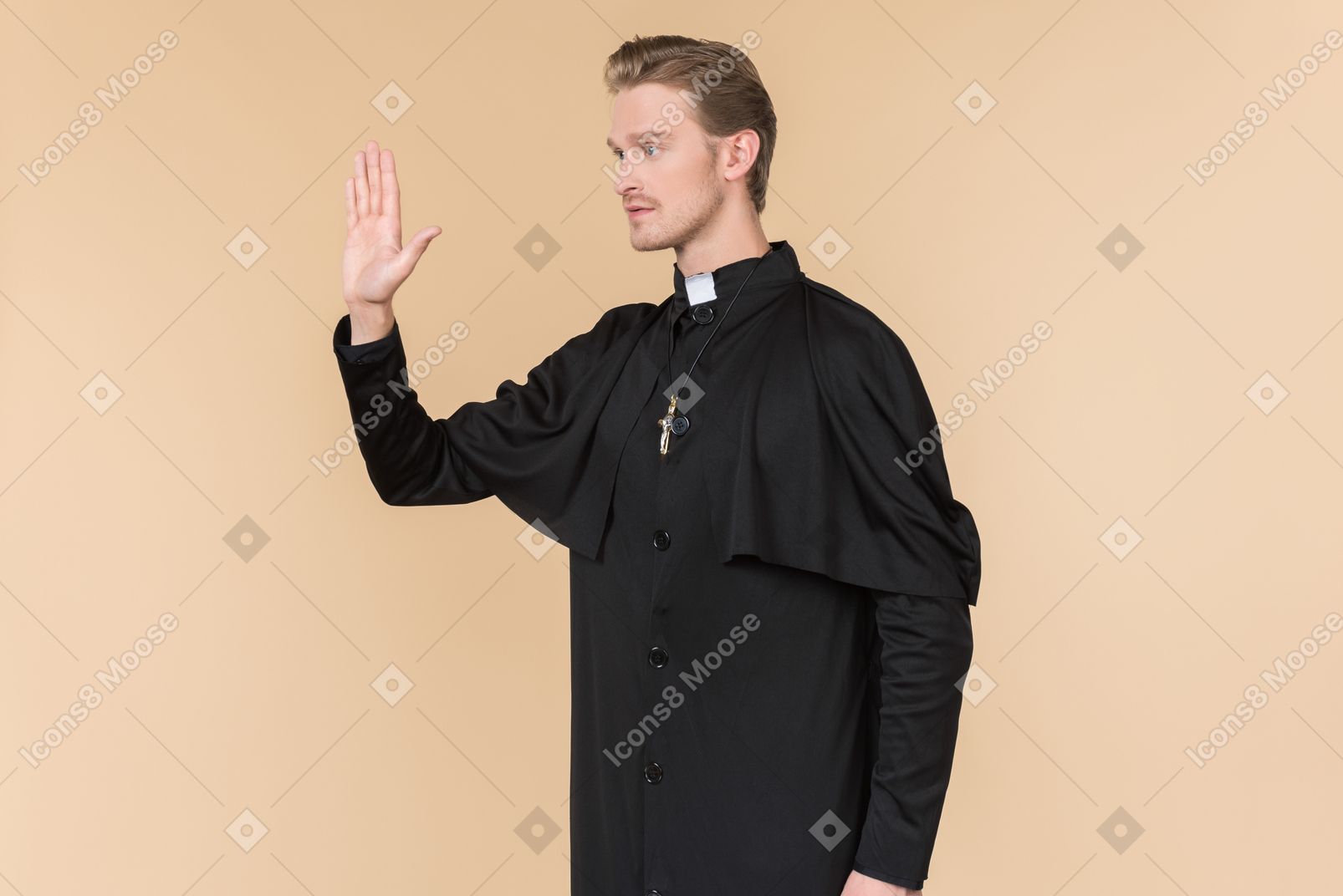 그의 손을 위로 반 옆으로 서있는 가톨릭 신부