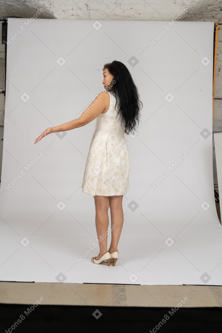 穿着白色连衣裙的女人站着