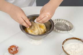 Mescolando gli ingredienti per un impasto