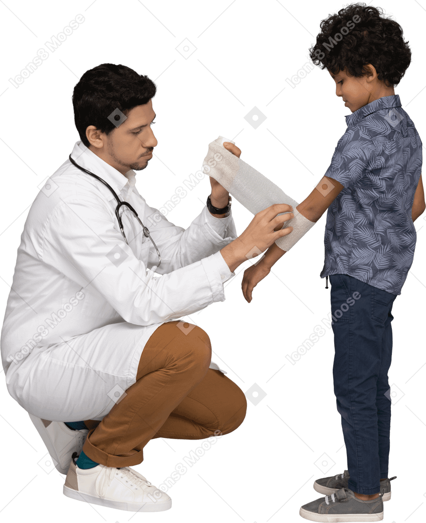 子供の手を包帯する医者