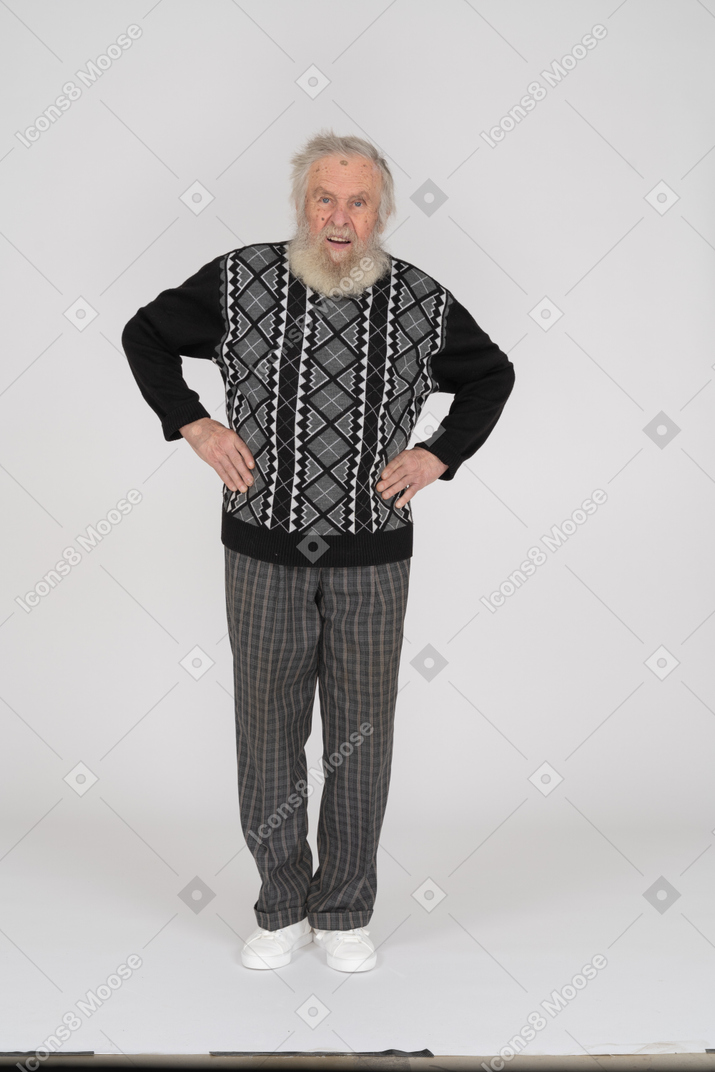 Uomo anziano in piedi con le mani sui fianchi
