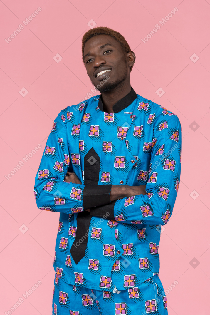 Homem negro de pijama azul