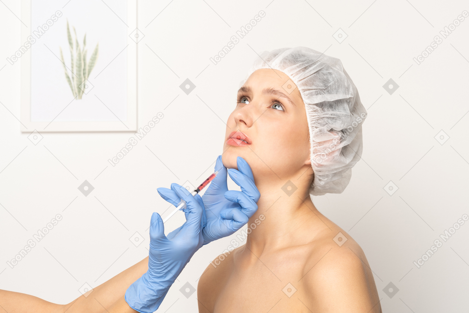Frau, die nervös aussieht, während sie eine botox-injektion bekommt