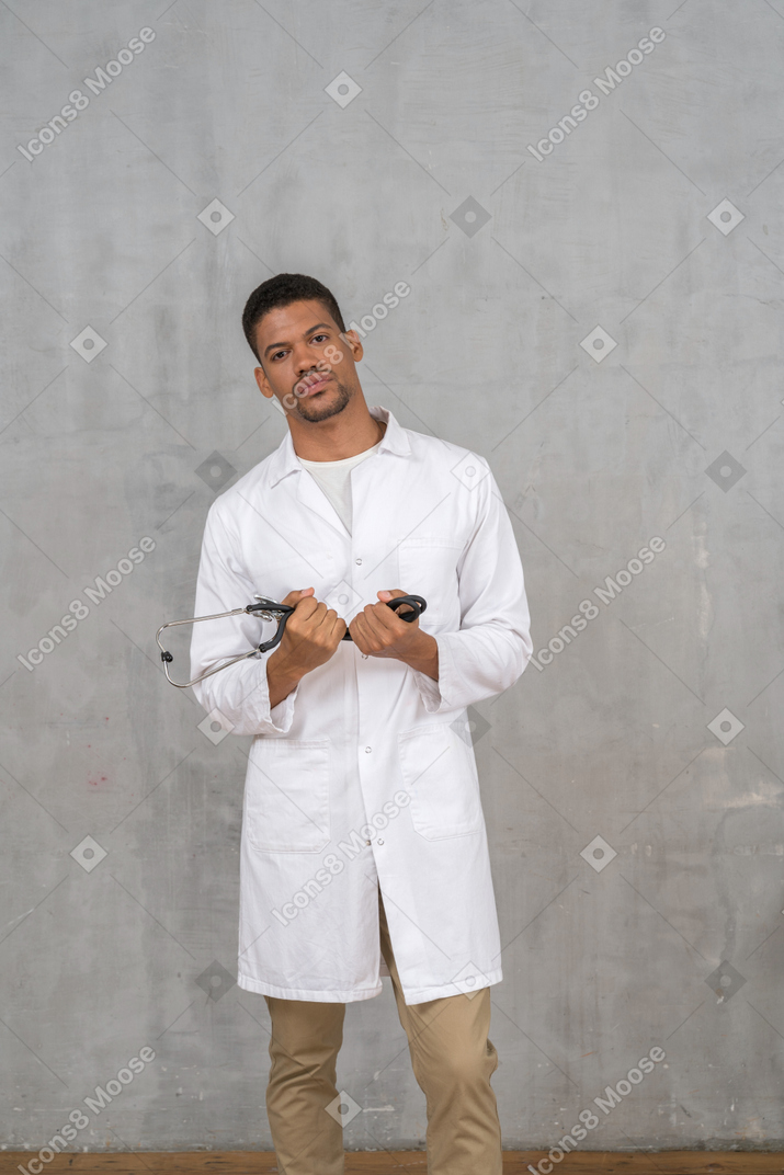 Médico masculino con un estetoscopio