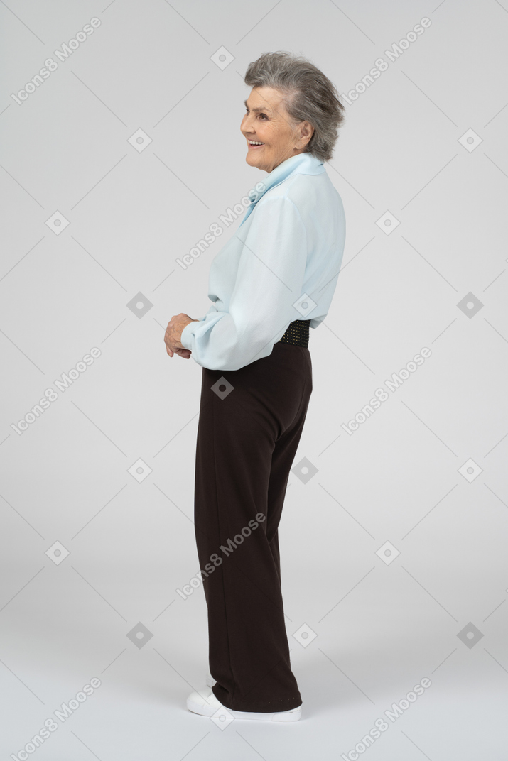 Vista laterale di una donna anziana che sorride leggermente