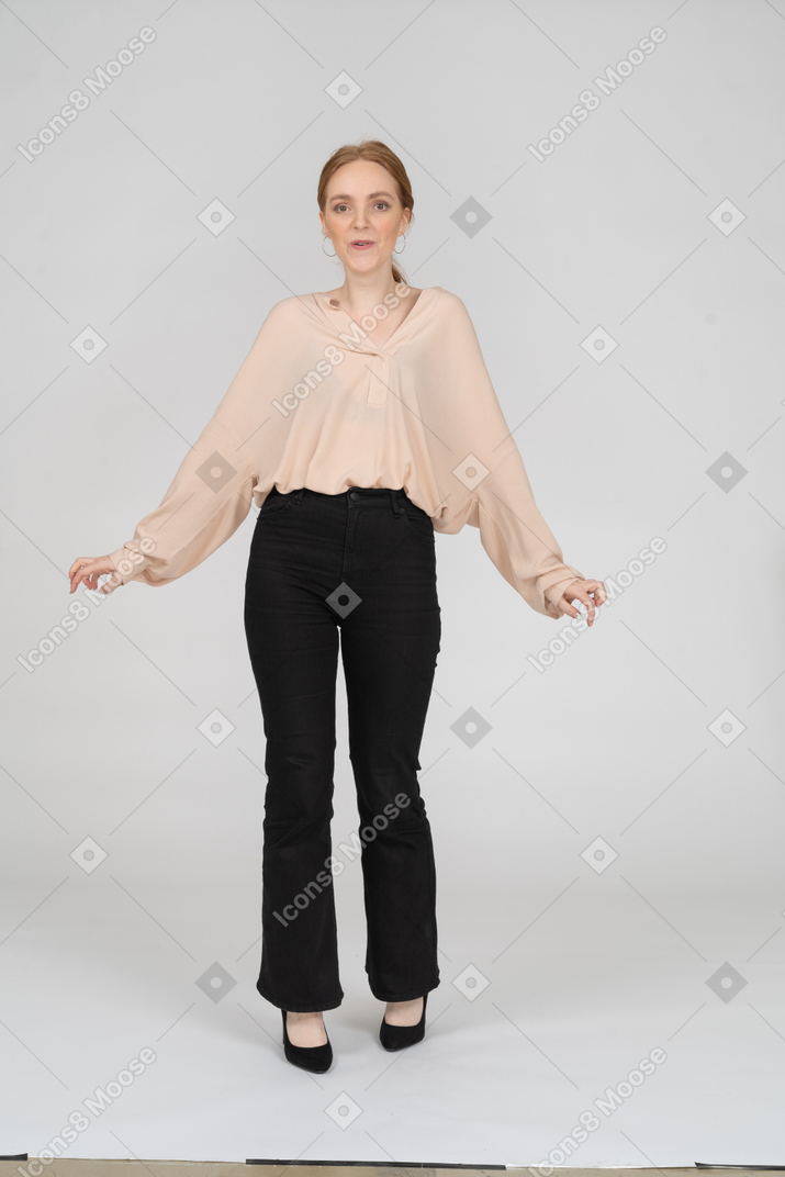 Frau in beaufitul bluse stehend
