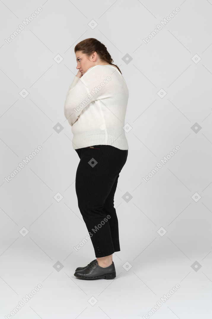 Vista laterale di una donna grassoccia stanca in abiti casual