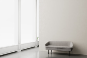 큰 창문과 벽에 간단한 작은 소파가있는 밝은 흰색 홀