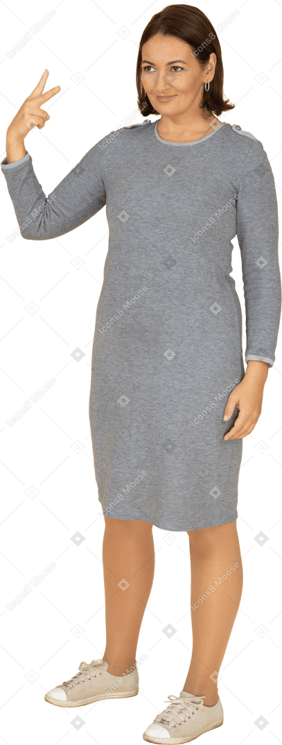 Vue de face d'une femme en robe grise faisant des gestes