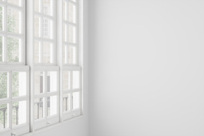 Balcón blanco con ventana acristalada