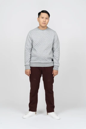Hombre en ropa casual de pie