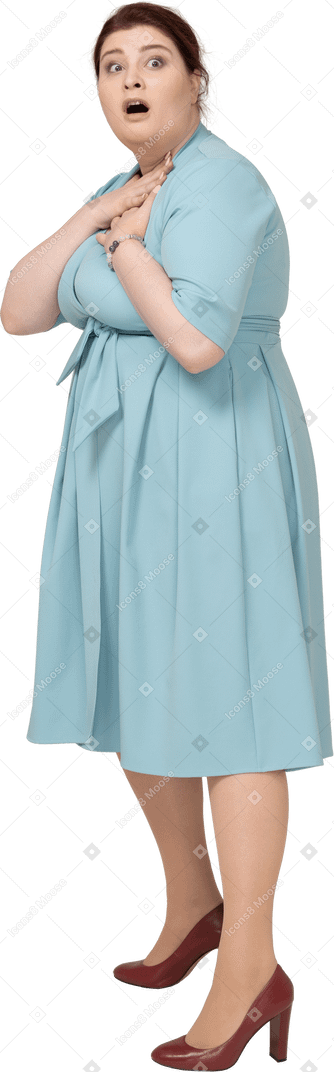 Vorderansicht einer schockierten frau im blauen kleid, die ihren hals berührt
