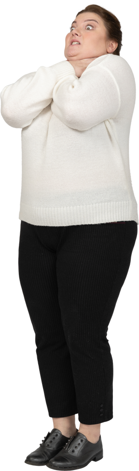 Vista frontale di una donna grassoccia in maglione bianco che si soffocacking