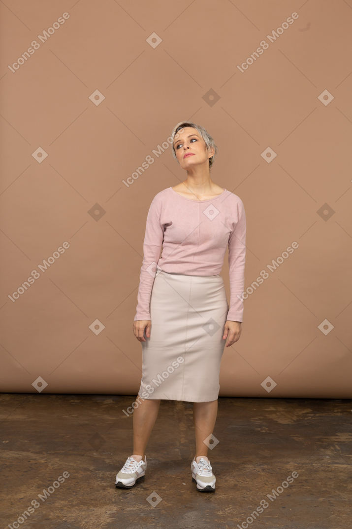 Вид спереди расстроенной женщины в повседневной одежде, смотрящей вверх