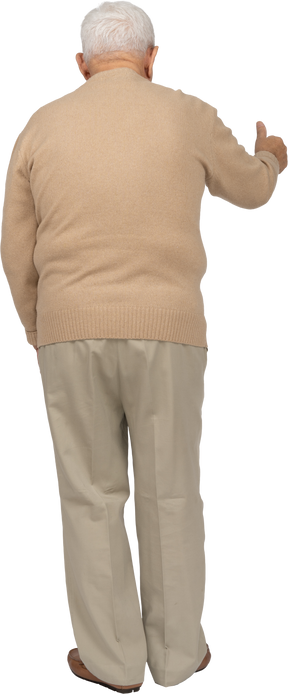 Вид сзади на старика в повседневной одежде, показывающего большой палец вверх
