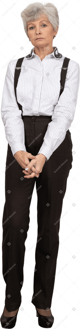 一位老太太在一起手牵着手的办公服装的前视图