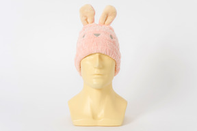 Sombrero de conejito rosa sobre una cabeza de maniquí