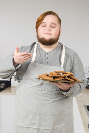 Homem cheirando biscoitos caseiros