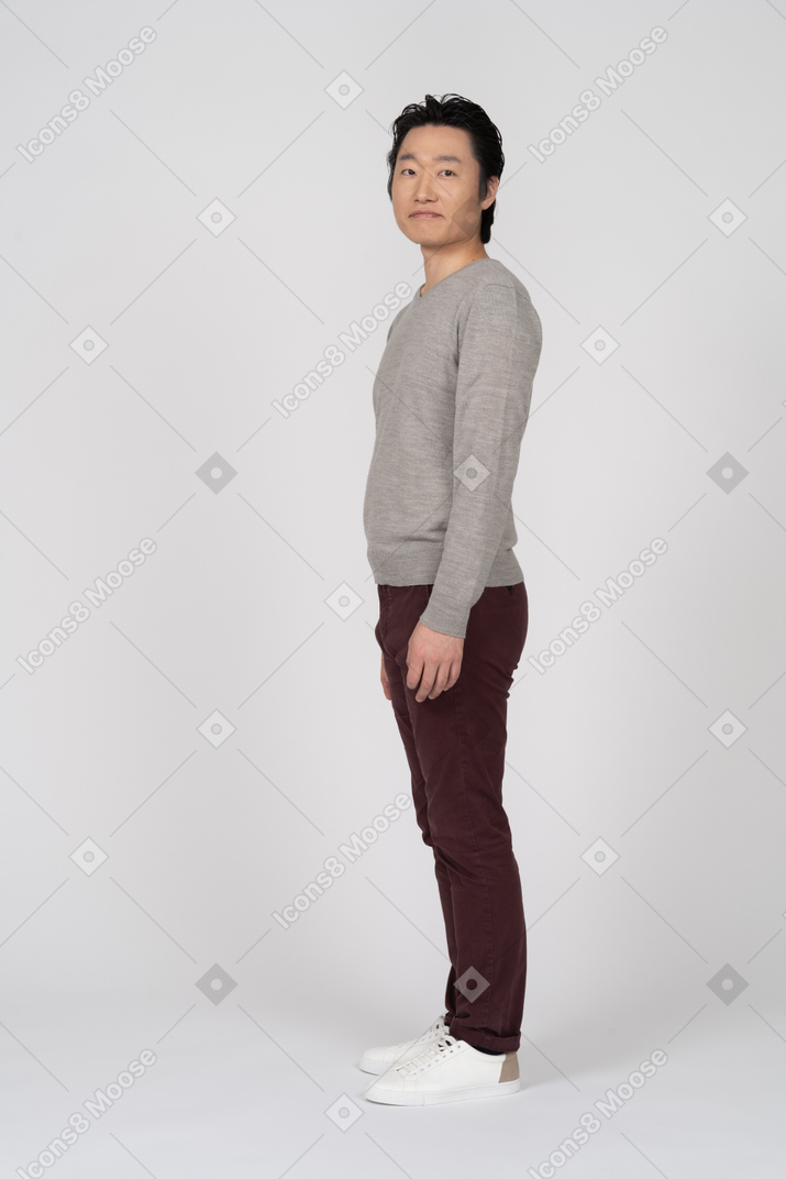 Mann in freizeitkleidung stehend