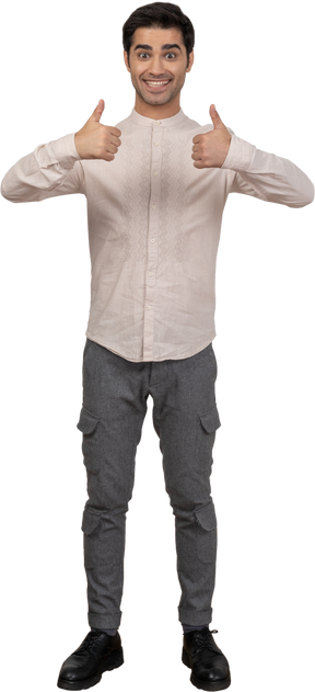 Homem de camisa mostrando os polegares para cima