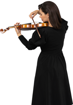 一位年轻的女士，穿着黑色小提琴的特写镜头