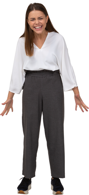Vista frontal de uma jovem emocional em roupas de escritório estendendo as mãos