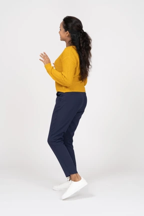 Vista trasera, de, un, bailarina, en, ropa casual